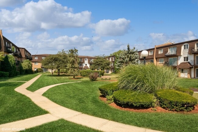 9470 Bay Colony Dr in Des Plaines, IL - Building Photo - Building Photo