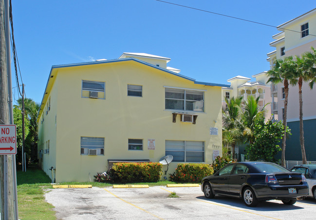 2037 SE 3rd St in Deerfield Beach, FL - Building Photo - Building Photo