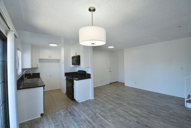 5921 Whitsett Ave, Unit 204 in Los Angeles, CA - Building Photo - Building Photo