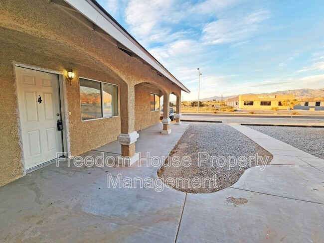 2321 E Calvada Blvd in Pahrump, NV - Foto de edificio - Building Photo