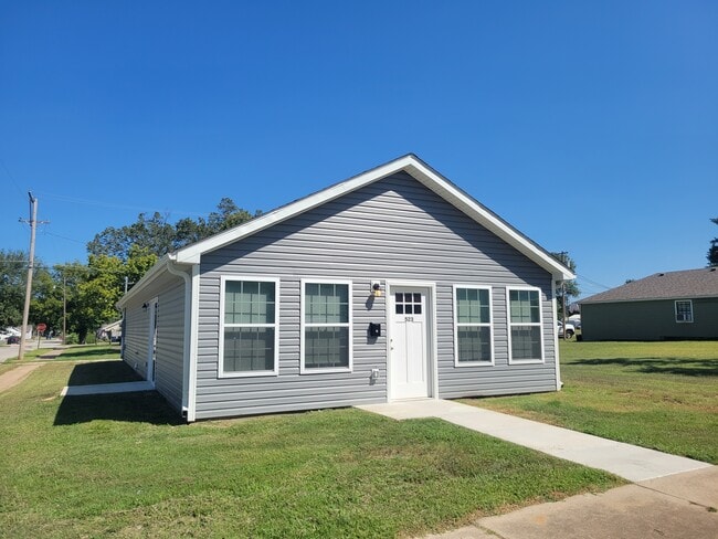 property at 523 N Tom St