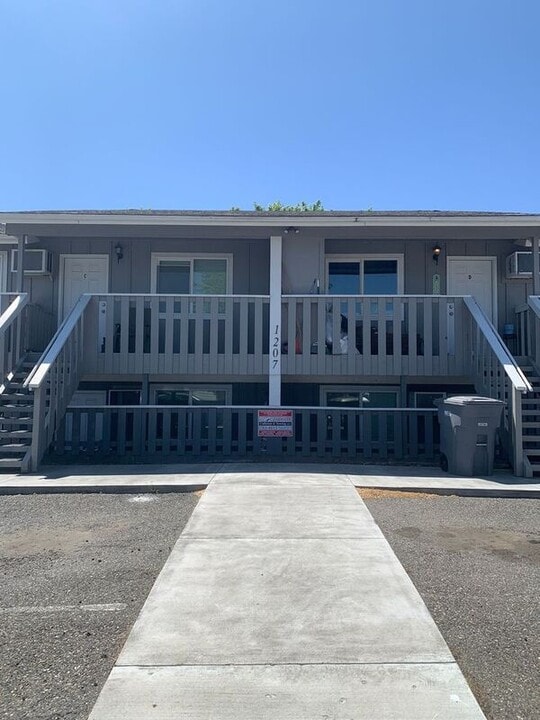 1207 W 13th Ave in Kennewick, WA - Building Photo