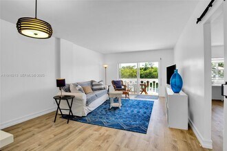 100 Edgewater Dr in Miami, FL - Foto de edificio - Building Photo