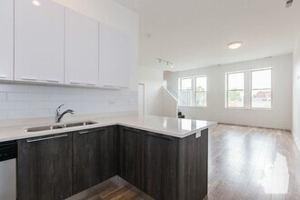 2700 W North Ave in Chicago, IL - Foto de edificio - Building Photo