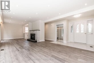 1821 Truscott Dr in Mississauga, ON - Building Photo - Building Photo