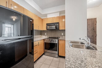 16 H Yonge St in Toronto, ON - Building Photo - Building Photo