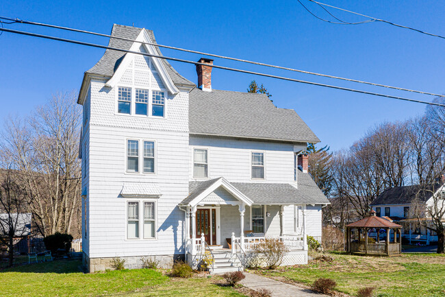 56 Walnut St in Winsted, CT - Building Photo - Building Photo