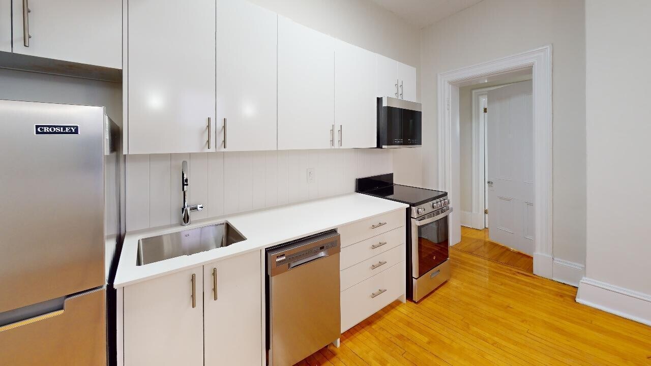 143 MacLaren in Ottawa, ON - Building Photo