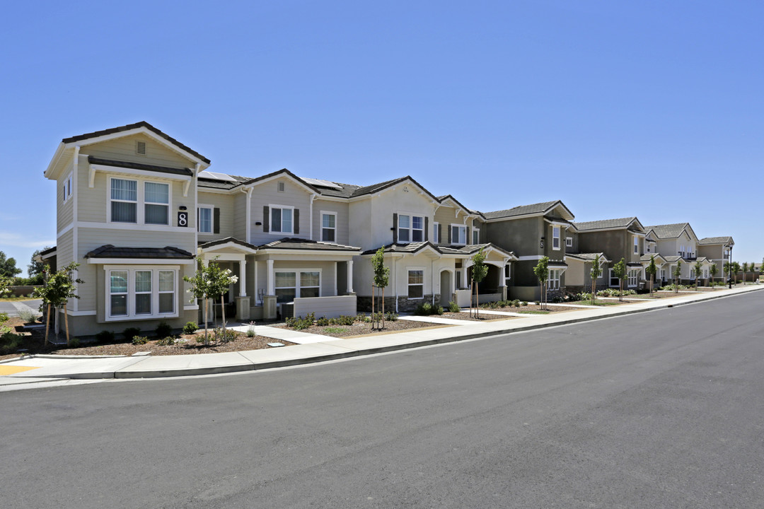 Valley Glen Apartments in Dixon, CA - Building Photo