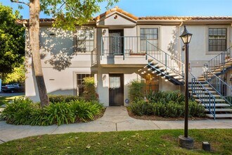 10329 Azuaga St in San Diego, CA - Foto de edificio - Building Photo