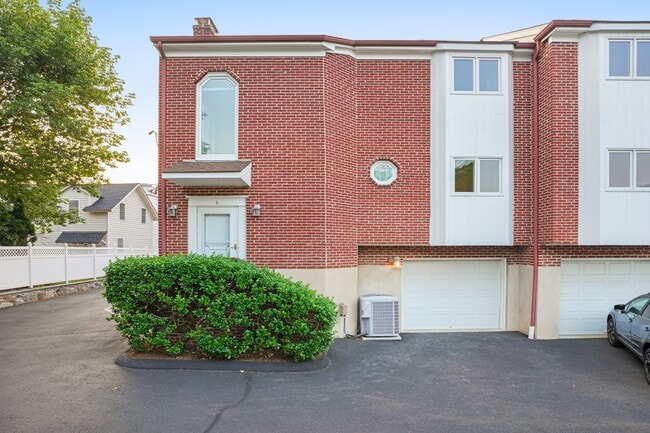 52 Sherwood Pl in Greenwich, CT - Building Photo - Building Photo