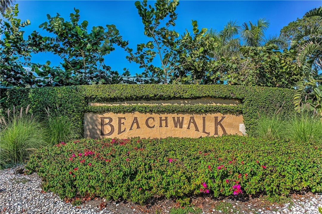 522 Beachwalk Cir in Naples, FL - Foto de edificio