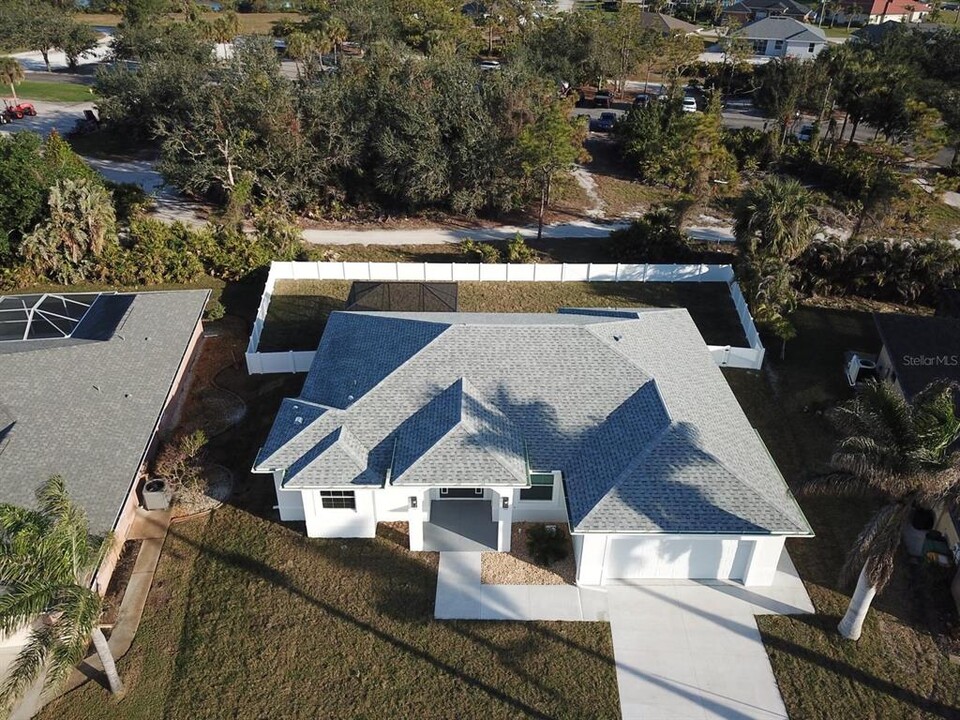 26 Medalist Way in Rotonda West, FL - Building Photo