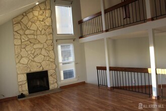 224 Westgate Dr in Edison, NJ - Building Photo - Building Photo