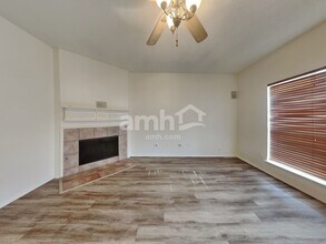 10308 Oak Branch Ln in Fort Worth, TX - Foto de edificio - Building Photo