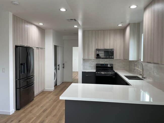 341 N Kenmore Ave in Los Angeles, CA - Building Photo - Building Photo