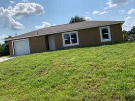 2054 Detroit Dr in La Belle, FL - Building Photo