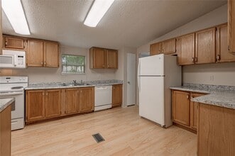 1323 Avenue E in Huntsville, TX - Building Photo - Building Photo