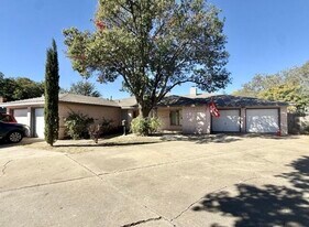 6304 Quaker Ave, Unit B in Lubbock, TX - Building Photo