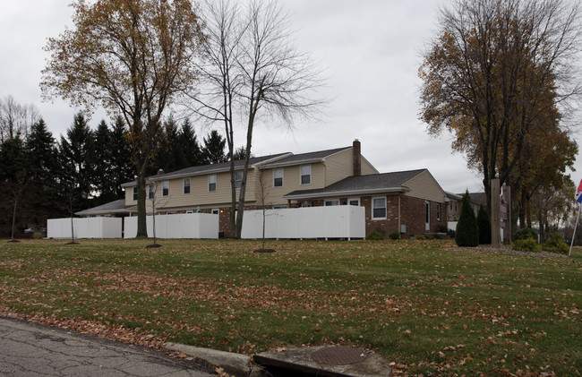 Southcrest Commons in Akron, OH - Building Photo - Building Photo