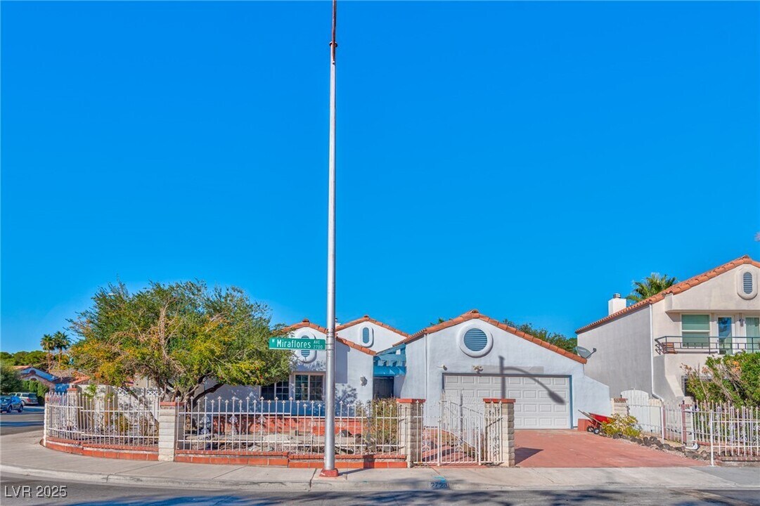 2728 Miraflores Ave in Las Vegas, NV - Building Photo