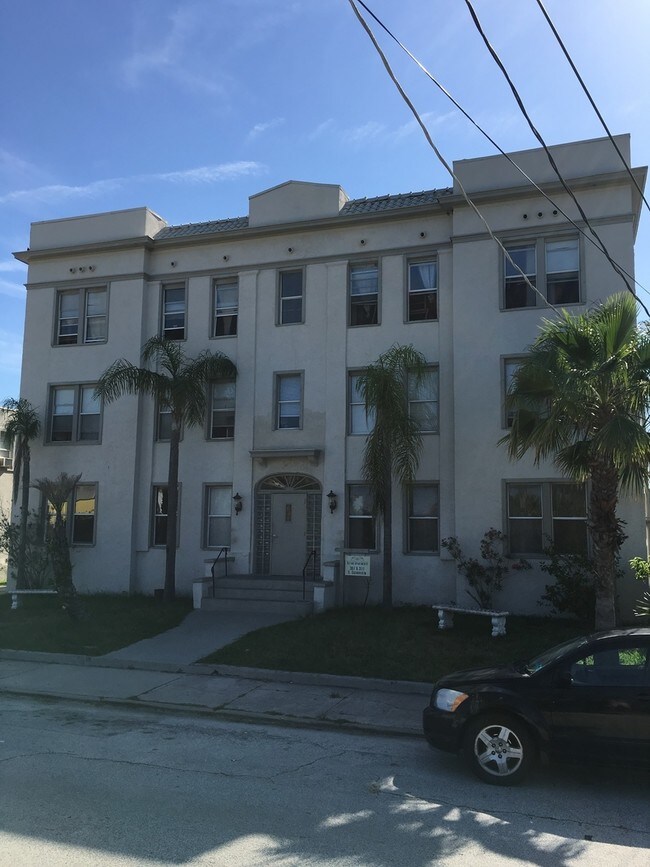 307-311 S Grandview Ave in Daytona Beach Shores, FL - Building Photo - Building Photo