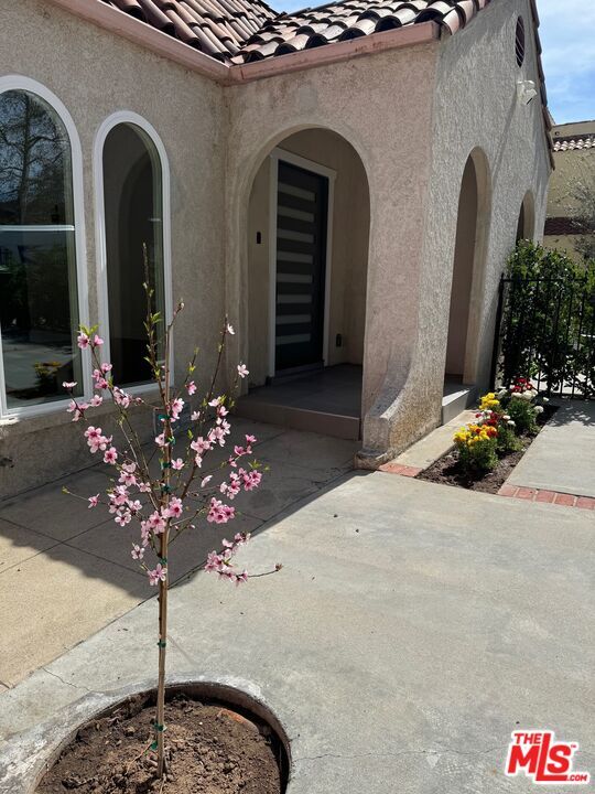 1536 N Commonwealth Ave in Los Angeles, CA - Building Photo - Building Photo