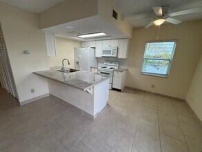 Lakeshore Apartments in St. Petersburg, FL - Foto de edificio - Building Photo