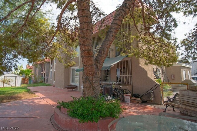 2185 Exeter Dr in Las Vegas, NV - Building Photo - Building Photo