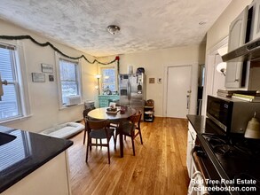 26 Egleston St, Unit 1 in Boston, MA - Foto de edificio - Building Photo