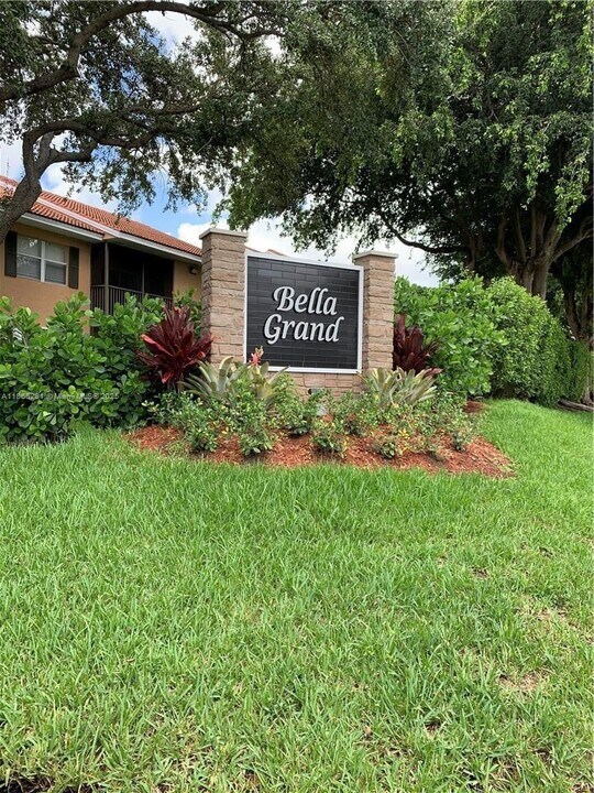 10330 NW 8th St in Pembroke Pines, FL - Building Photo