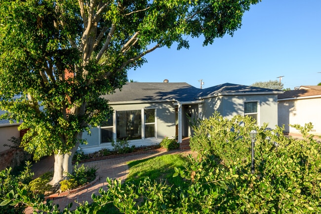 16641 Gilmore St in Los Angeles, CA - Building Photo - Building Photo