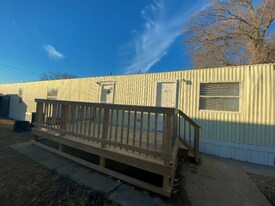 777 E Yerby St in Marshall, MO - Building Photo