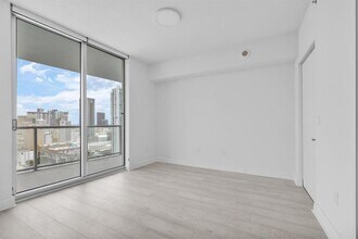 185 SW 7th St, Unit 2803 in Miami, FL - Building Photo - Building Photo