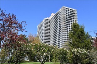 12700 Lake Ave in Lakewood, OH - Building Photo
