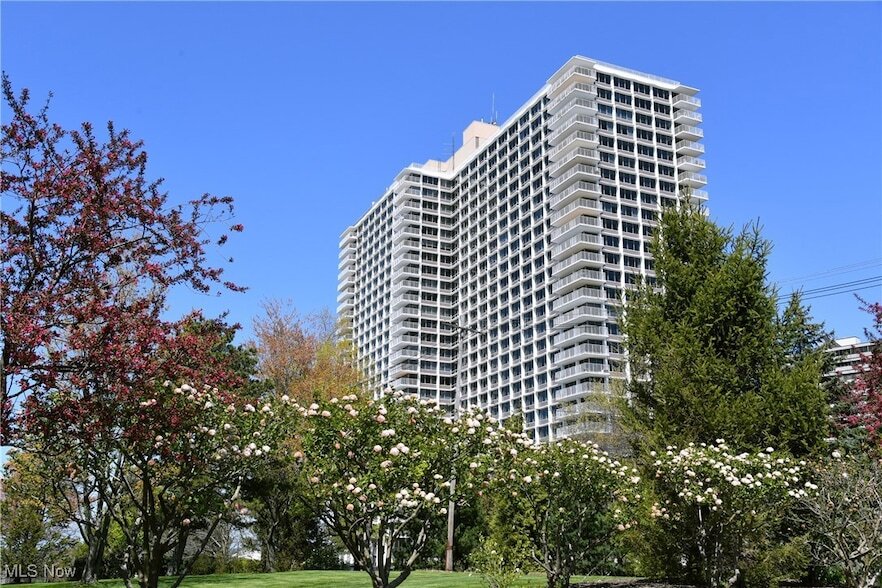12700 Lake Ave in Lakewood, OH - Building Photo