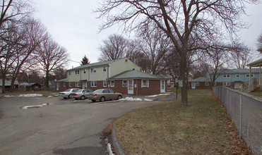 Cedarvale Homes in Taunton, MA - Foto de edificio - Building Photo