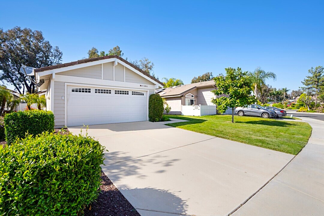 31594 Corte Salinas in Temecula, CA - Building Photo