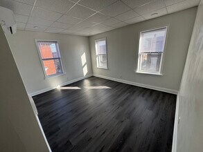 1527 Tasker St, Unit 3rd Floor in Philadelphia, PA - Building Photo - Building Photo