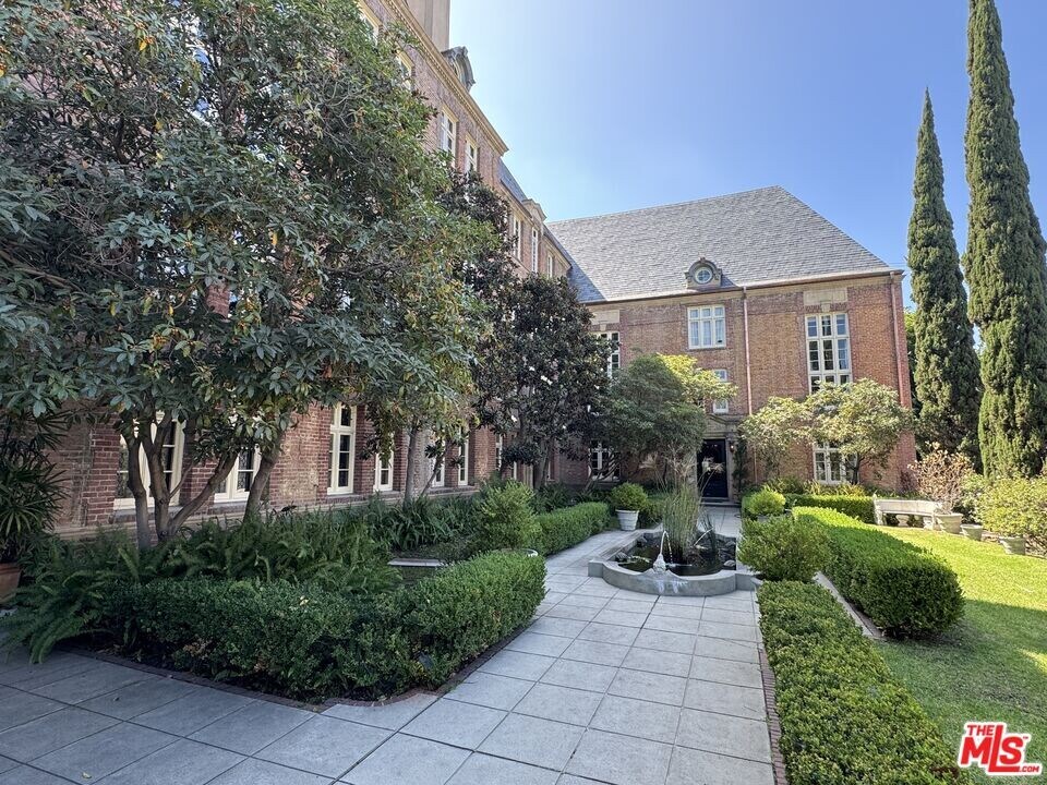 1285 N Crescent Heights Blvd in West Hollywood, CA - Building Photo