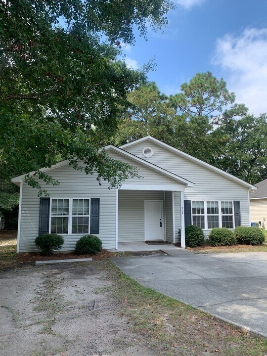 204 Charter Dr in Wilmington, NC - Building Photo