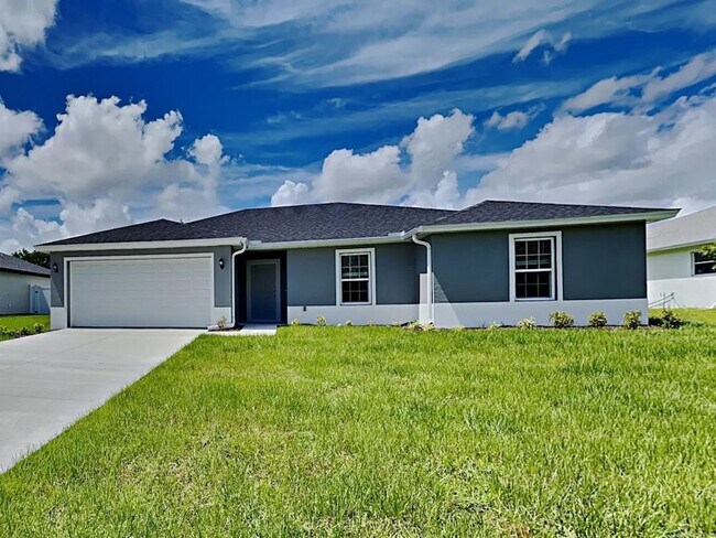 128 NE 9th Pl in Cape Coral, FL - Building Photo - Building Photo
