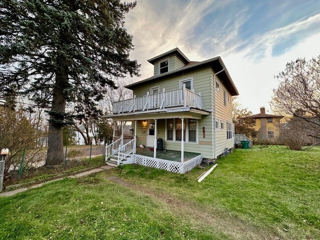 property at 917 N 11th Ave E