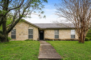 1201 Canyon Oaks Dr in Lancaster, TX - Building Photo
