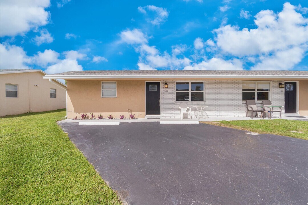 2803 Duke Ln in Delray Beach, FL - Building Photo
