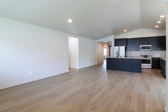 320 E 35th Ave in Kennewick, WA - Building Photo - Building Photo
