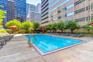 215 West Apartments in Chicago, IL - Building Photo