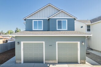 1405 Hardcastle Ave in Woodburn, OR - Building Photo - Building Photo