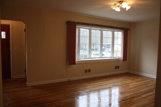 31 Farview Ter, Unit 1 in Paramus, NJ - Foto de edificio - Building Photo