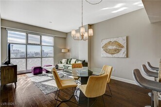 150 Las Vegas Blvd N, Unit 1811 in Las Vegas, NV - Foto de edificio - Building Photo